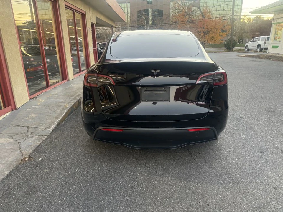 2023 Tesla Model Y Performance - Image 18 of 21
