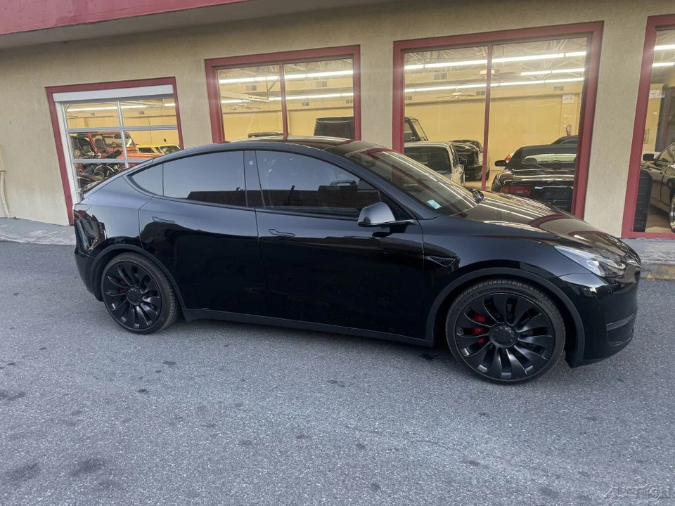 2023 Tesla Model Y Performance - Image 8 of 21