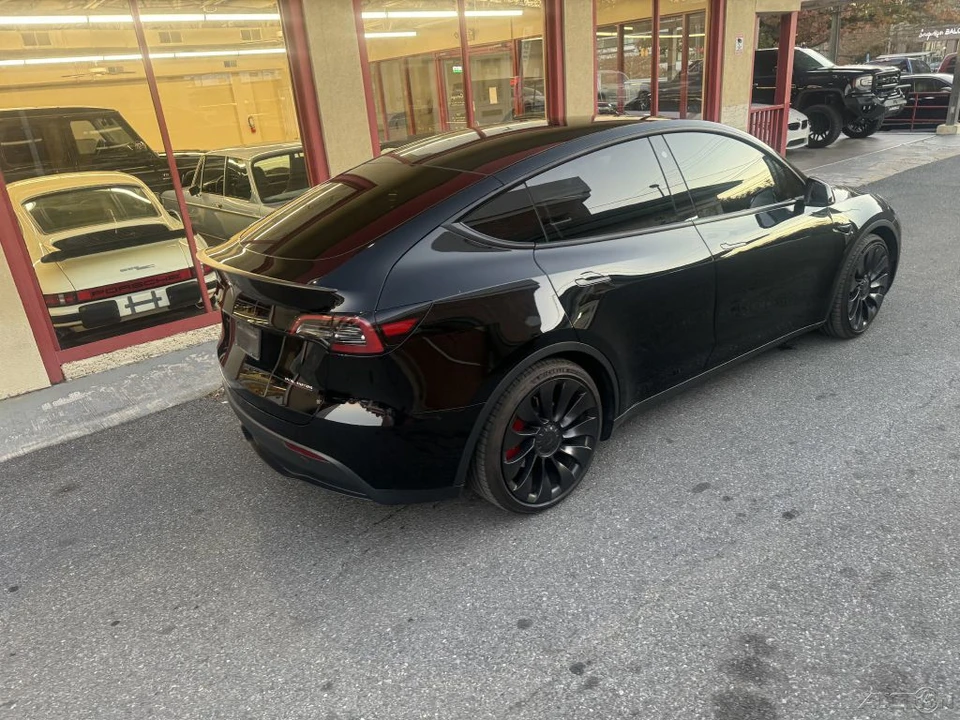 2023 Tesla Model Y Performance - Image 12 of 21