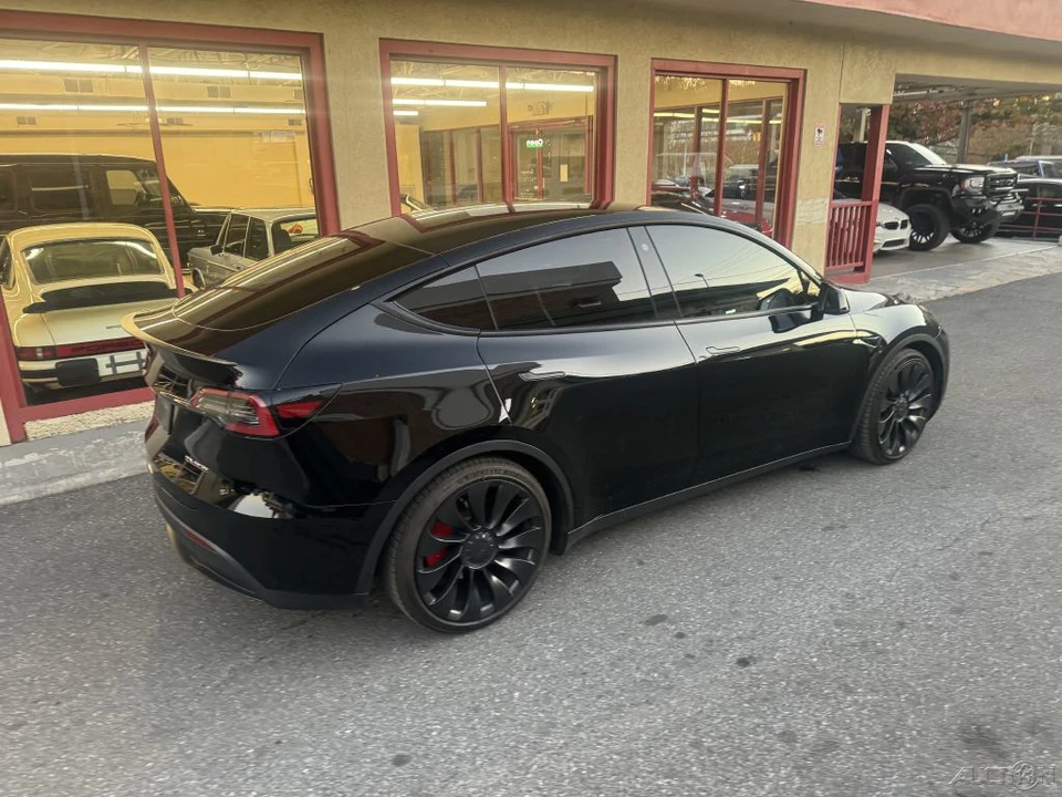 2023 Tesla Model Y Performance - Image 11 of 21