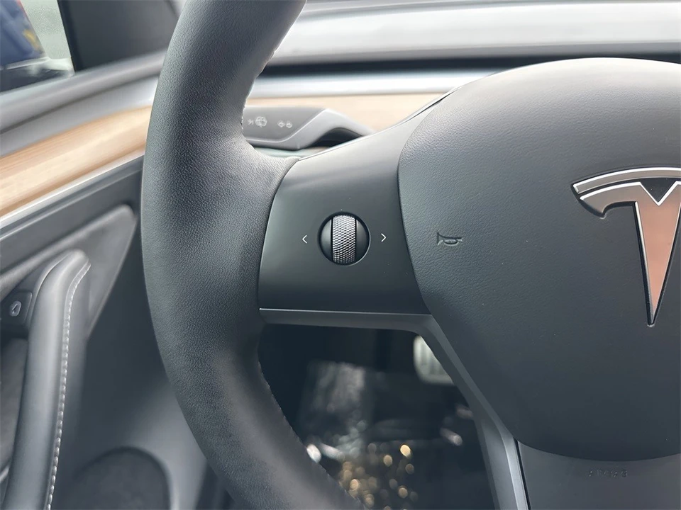2023 Tesla Model Y Performance - Image 15 of 21