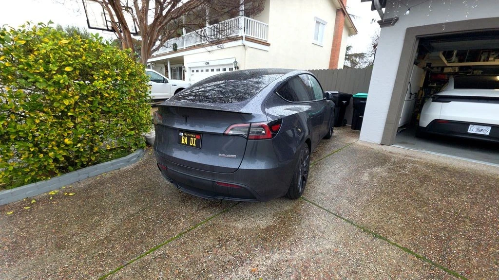 2023 Tesla Model Y Performance - Image 2 of 5