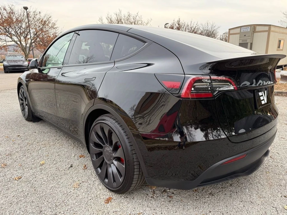2023 Tesla Model Y Performance - Image 5 of 12