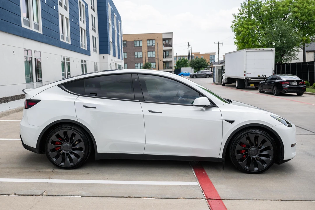 2023 Tesla Model Y Performance - Image 3 of 31
