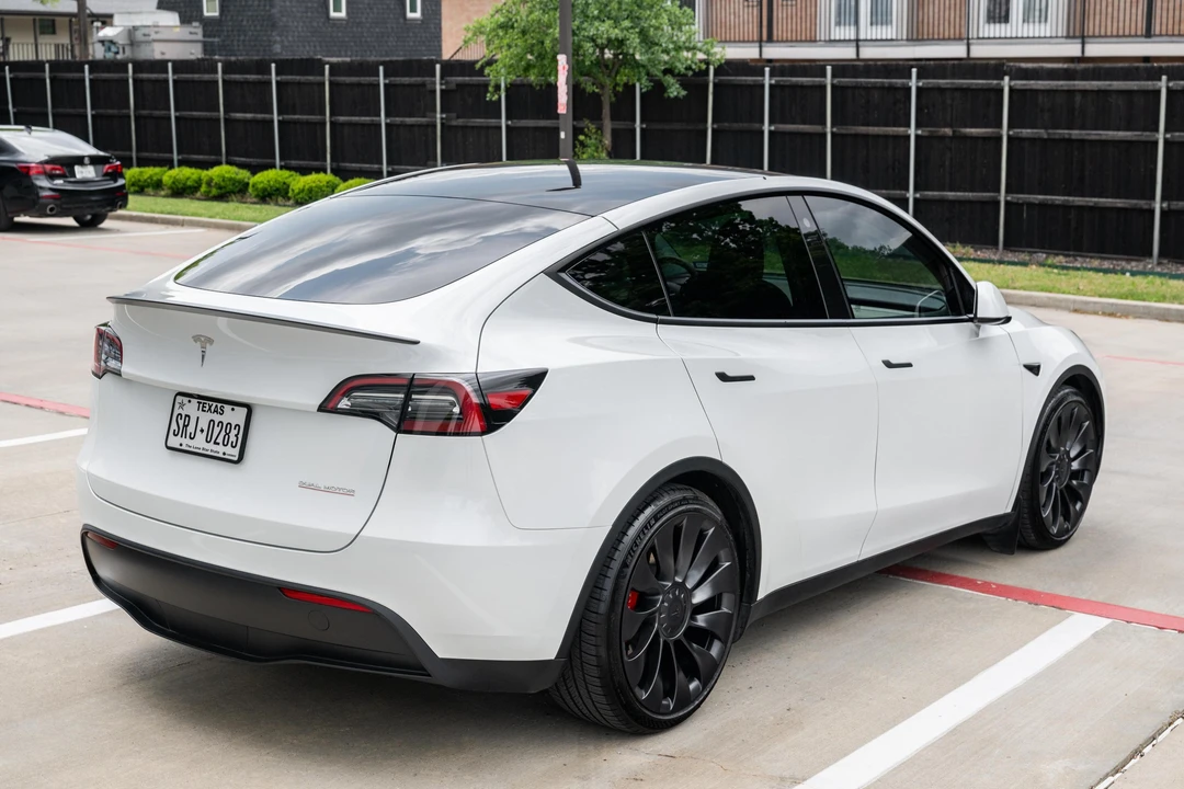 2023 Tesla Model Y Performance - Image 4 of 31