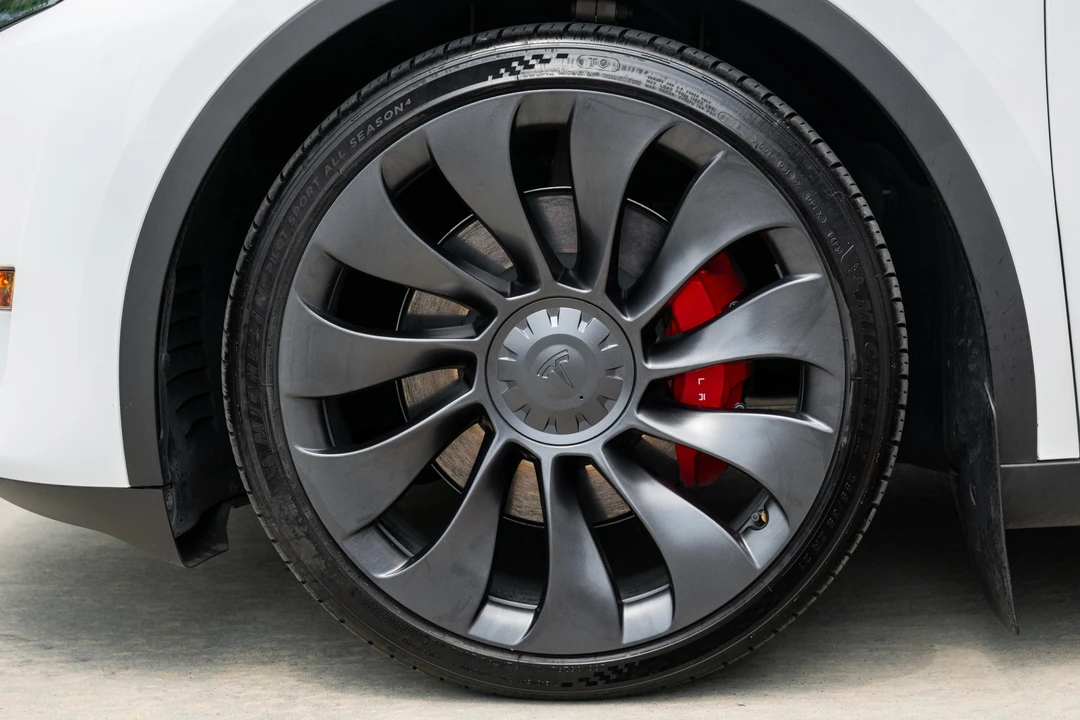 2023 Tesla Model Y Performance - Image 27 of 31