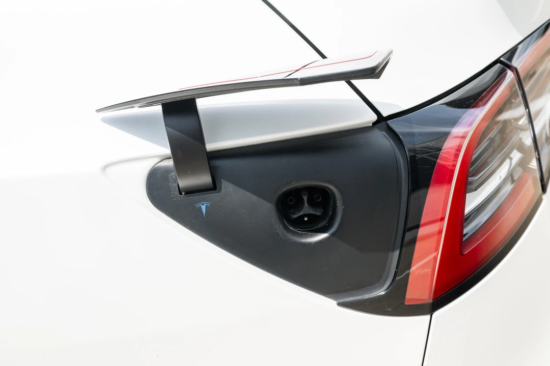 2023 Tesla Model Y Performance - Image 15 of 31