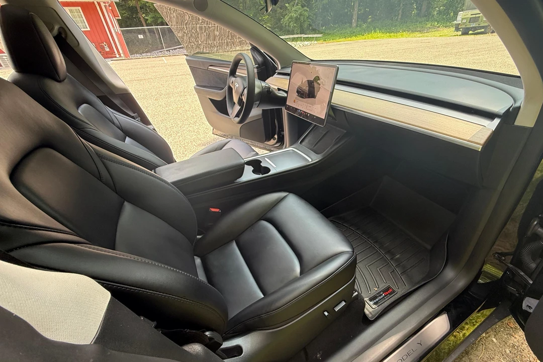 2023 Tesla Model Y Performance - Image 16 of 31