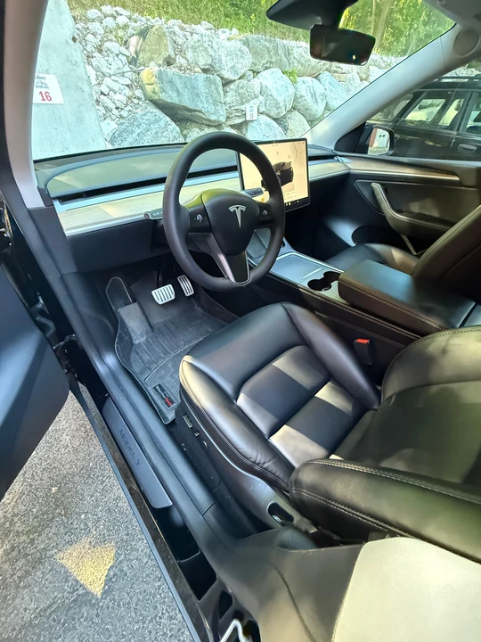 2023 Tesla Model Y Performance - Image 20 of 31