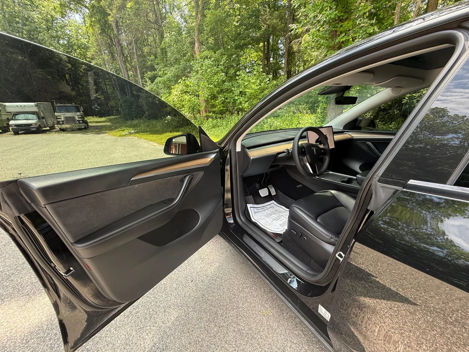 2023 Tesla Model Y Performance - Image 27 of 31