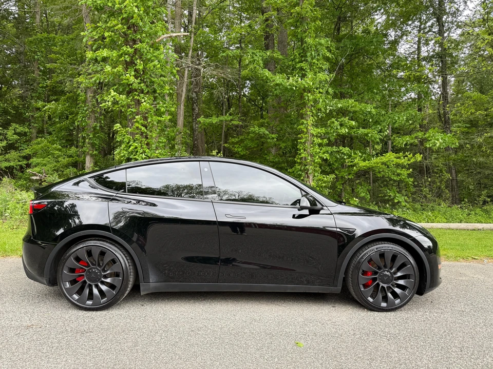 2023 Tesla Model Y Performance - Image 10 of 31