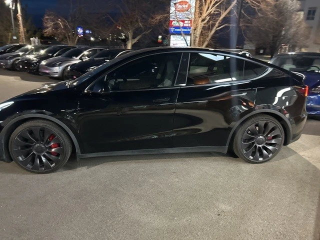 2023 Tesla Model Y Performance - Image 5 of 11