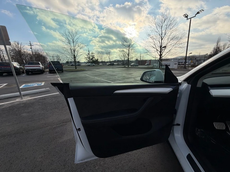 2023 Tesla Model Y Performance - Image 5 of 17