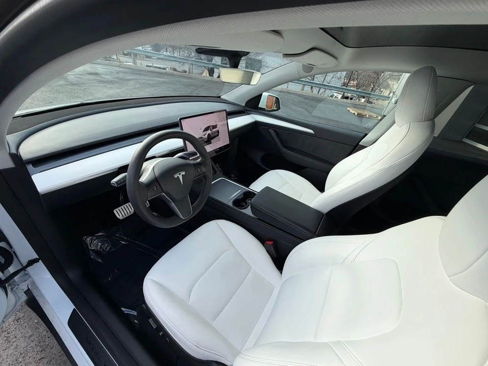 2023 Tesla Model Y Performance - Image 7 of 17