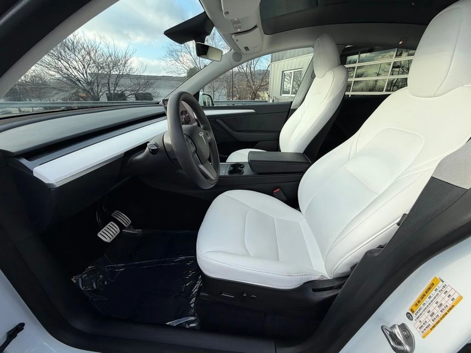 2023 Tesla Model Y Performance - Image 6 of 17