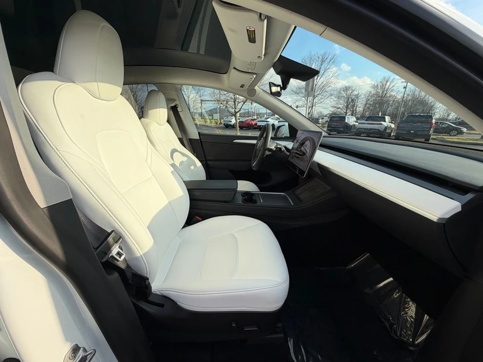 2023 Tesla Model Y Performance - Image 15 of 17