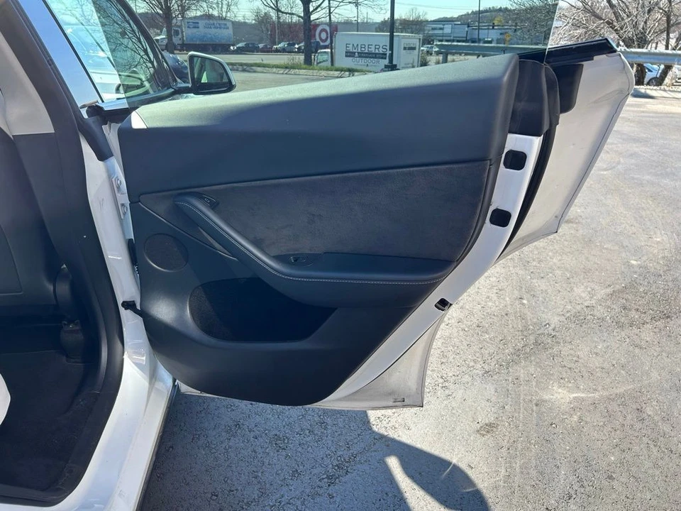 2023 Tesla Model Y Performance - Image 8 of 17