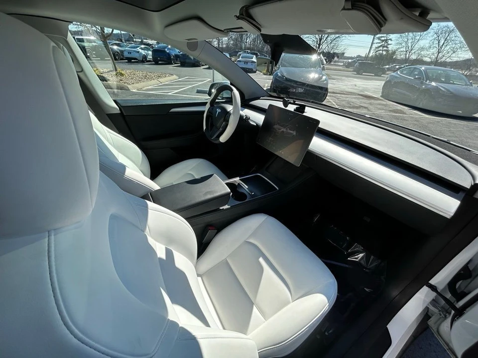 2023 Tesla Model Y Performance - Image 13 of 17