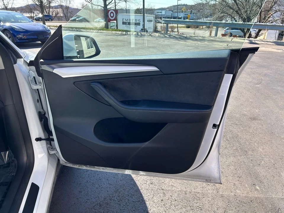 2023 Tesla Model Y Performance - Image 12 of 17