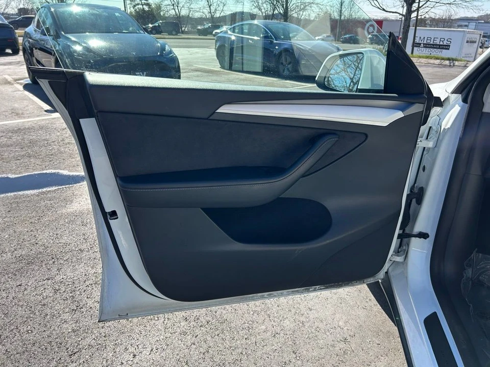 2023 Tesla Model Y Performance - Image 14 of 17