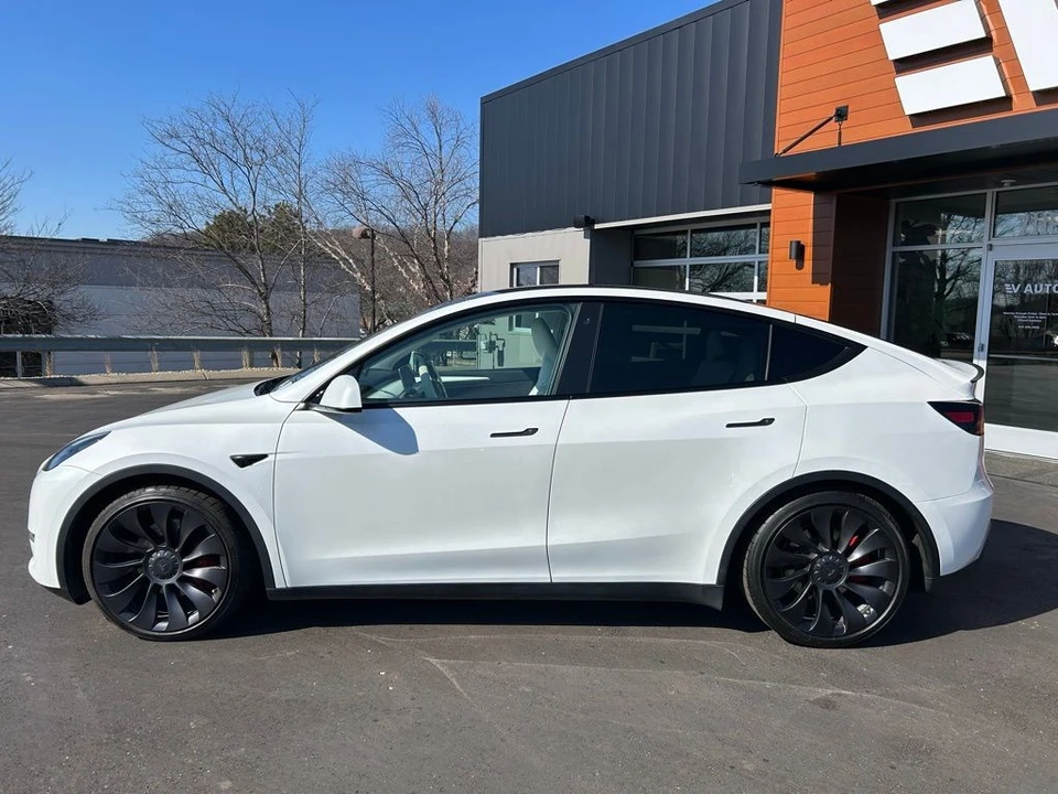 2023 Tesla Model Y Performance - Image 5 of 17