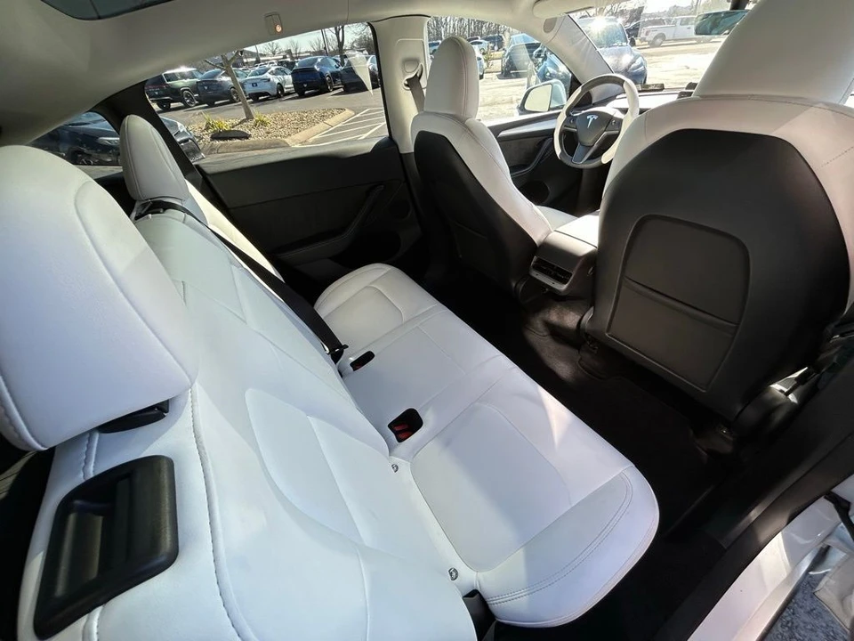 2023 Tesla Model Y Performance - Image 9 of 17