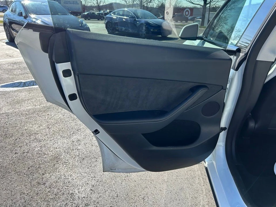 2023 Tesla Model Y Performance - Image 10 of 17