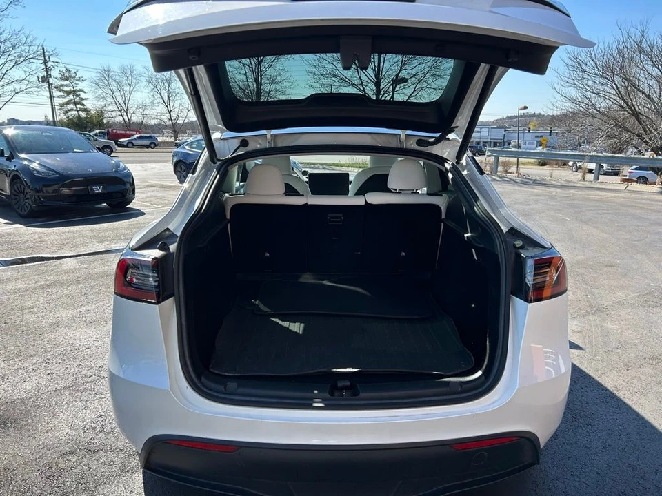 2023 Tesla Model Y Performance - Image 7 of 17
