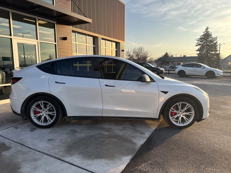 2023 Tesla Model Y Performance - Image 8 of 21