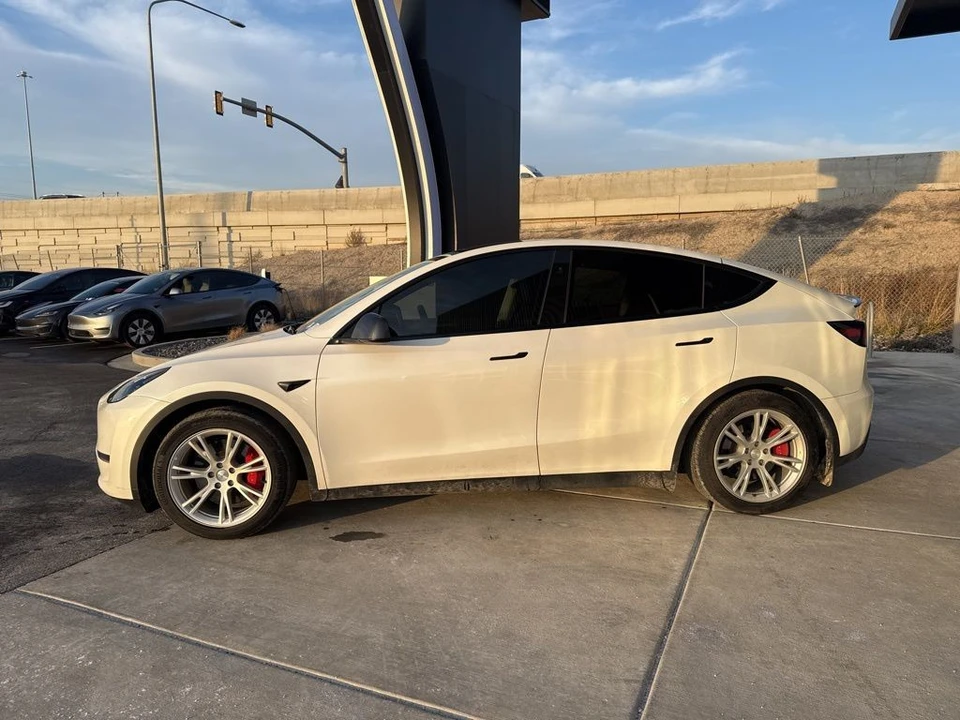 2023 Tesla Model Y Performance - Image 4 of 21