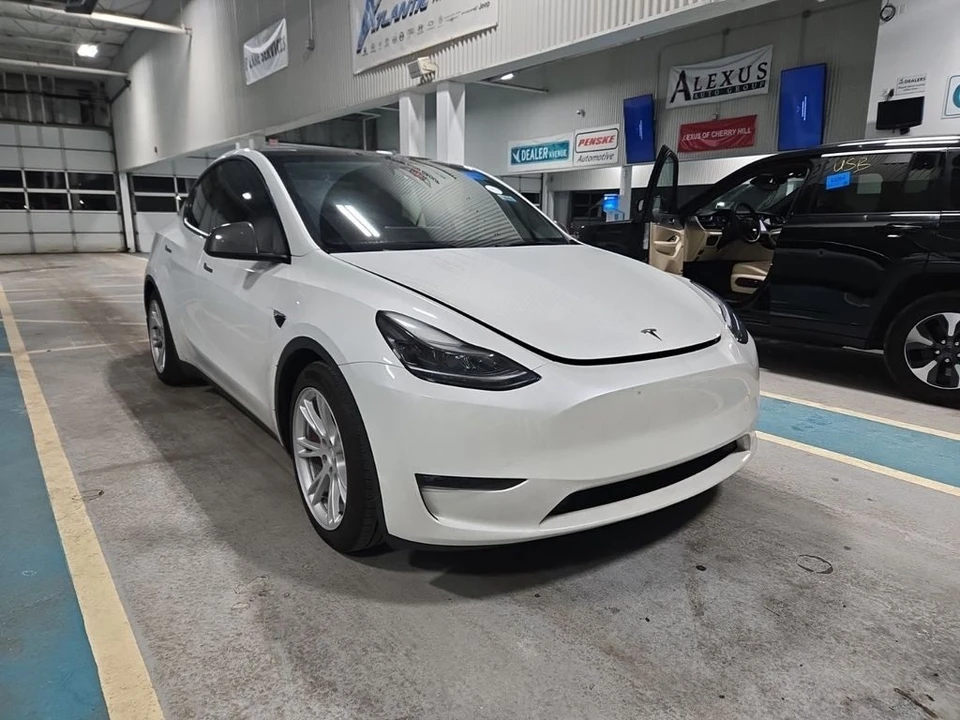2023 Tesla Model Y Performance - Image 2 of 7