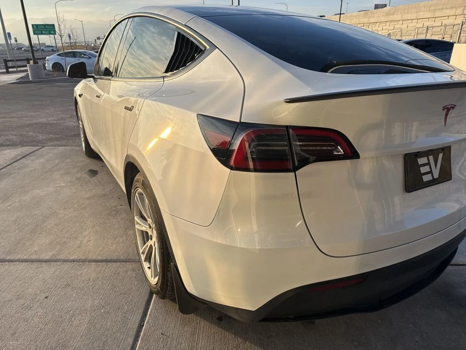 2023 Tesla Model Y Performance - Image 5 of 21