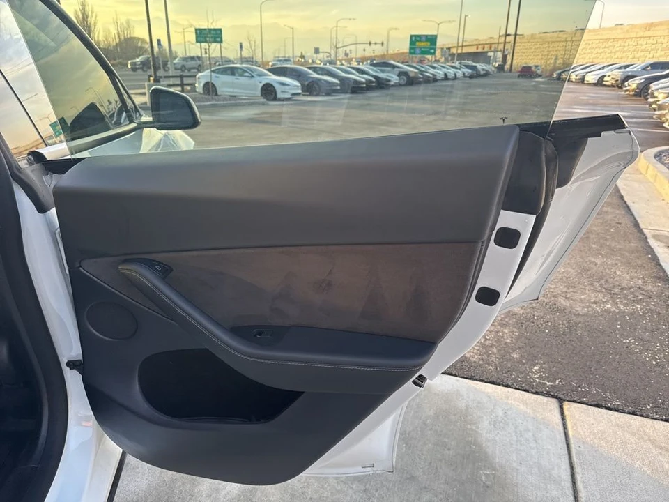 2023 Tesla Model Y Performance - Image 17 of 21