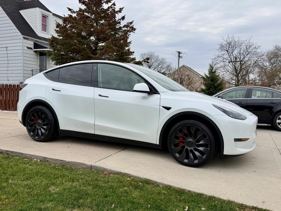 2023 Tesla Model Y Performance - Image 8 of 21