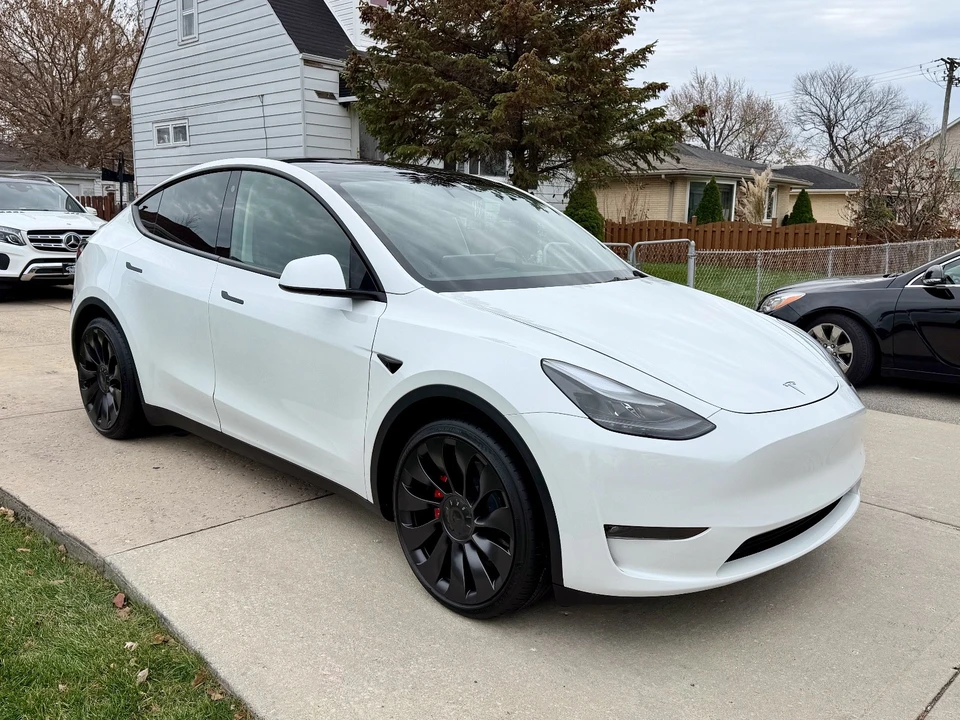 2023 Tesla Model Y Performance - Image 9 of 21