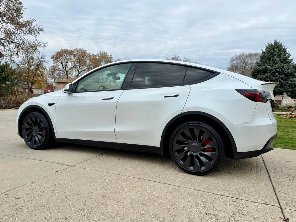 2023 Tesla Model Y Performance - Image 3 of 21