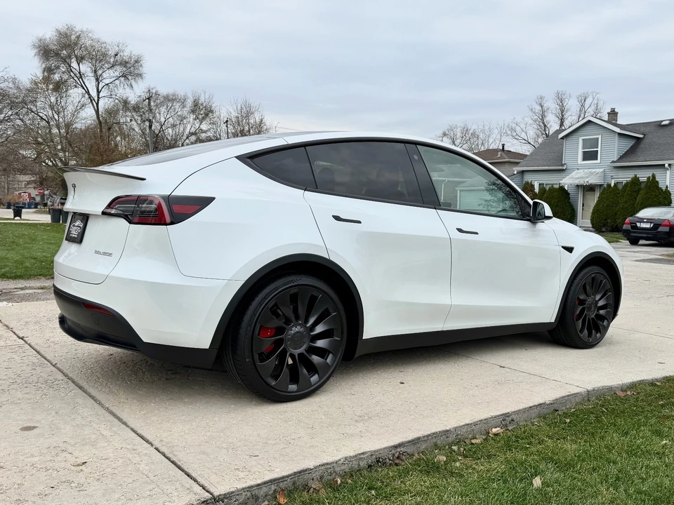 2023 Tesla Model Y Performance - Image 7 of 21