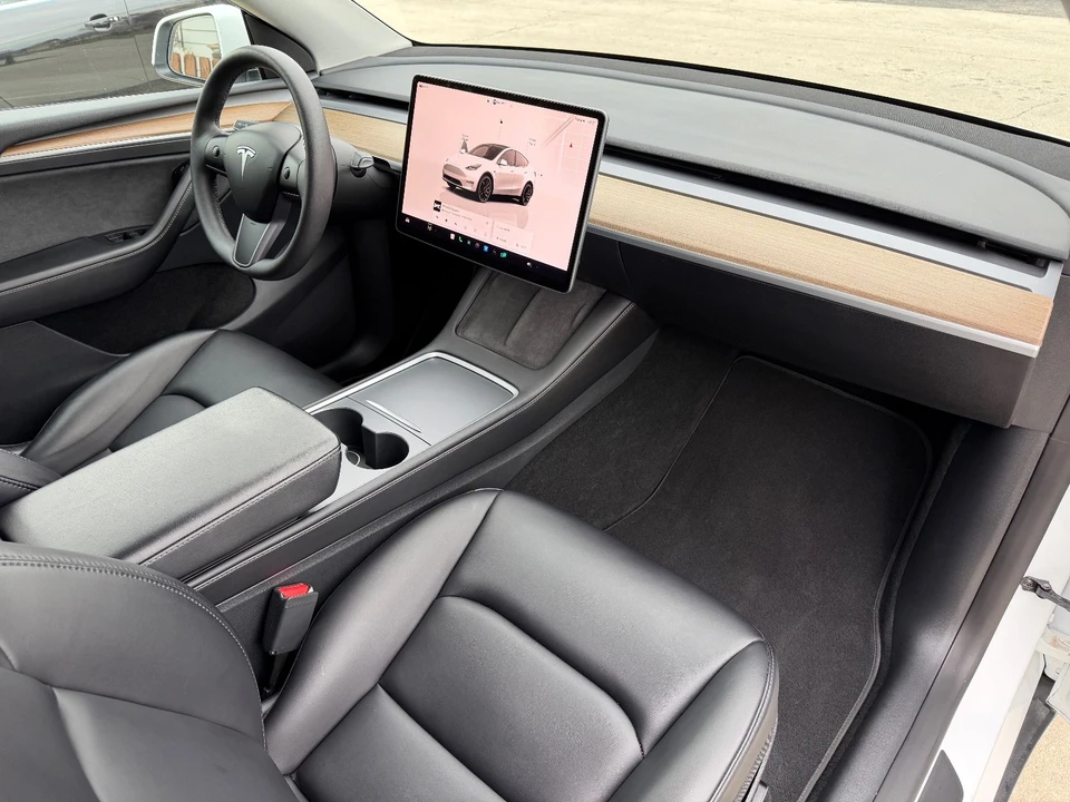 2023 Tesla Model Y Performance - Image 15 of 21