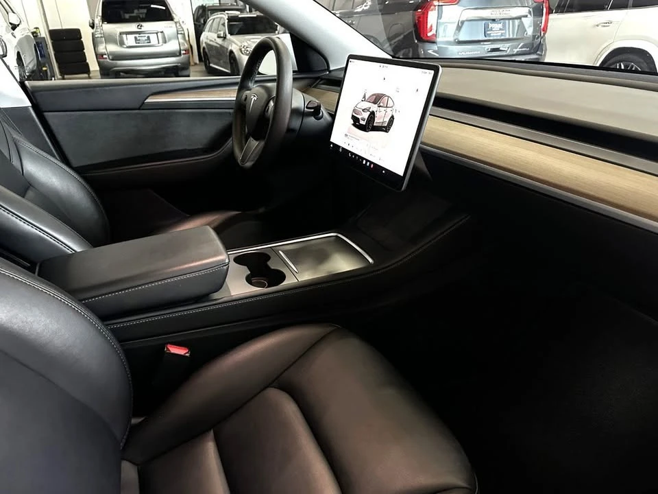 2023 Tesla Model Y Performance - Image 11 of 18