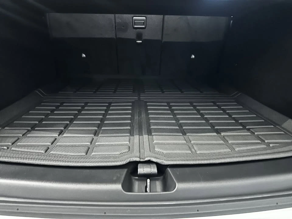2023 Tesla Model Y Performance - Image 17 of 18