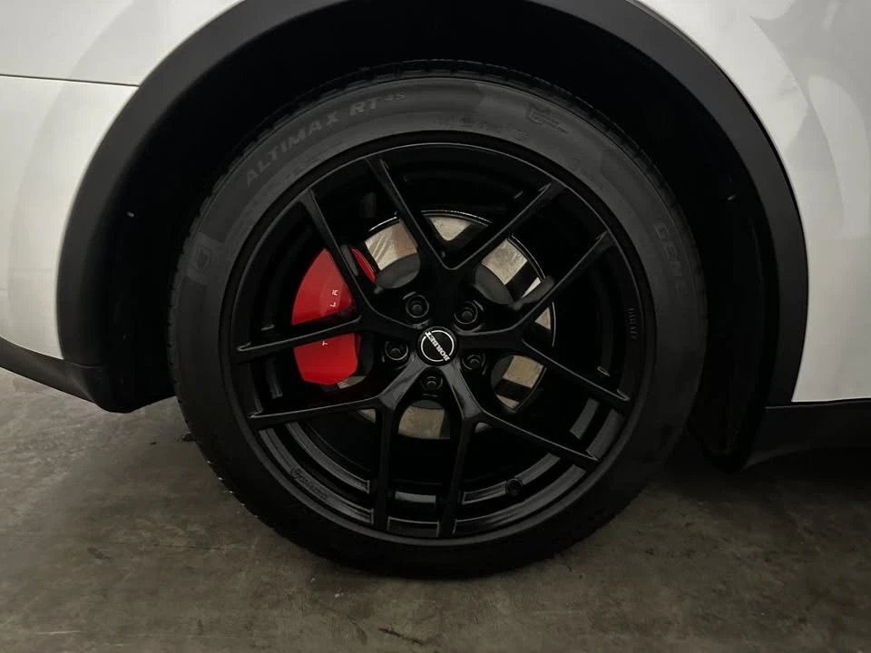 2023 Tesla Model Y Performance - Image 8 of 18