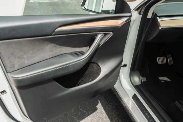 2023 Tesla Model Y Performance - Image 17 of 21