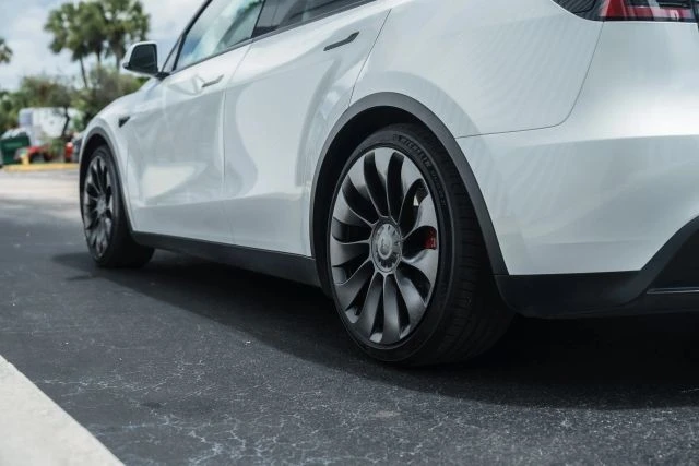 2023 Tesla Model Y Performance - Image 12 of 21