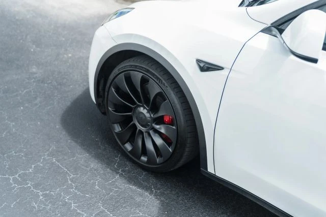 2023 Tesla Model Y Performance - Image 13 of 21