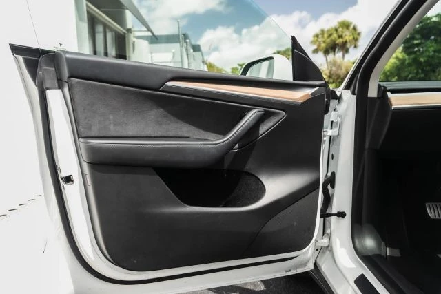 2023 Tesla Model Y Performance - Image 16 of 21