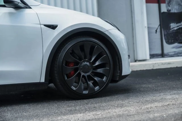 2023 Tesla Model Y Performance - Image 5 of 21