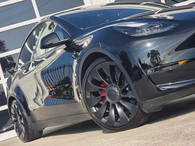 2023 Tesla Model Y Performance - Image 9 of 21