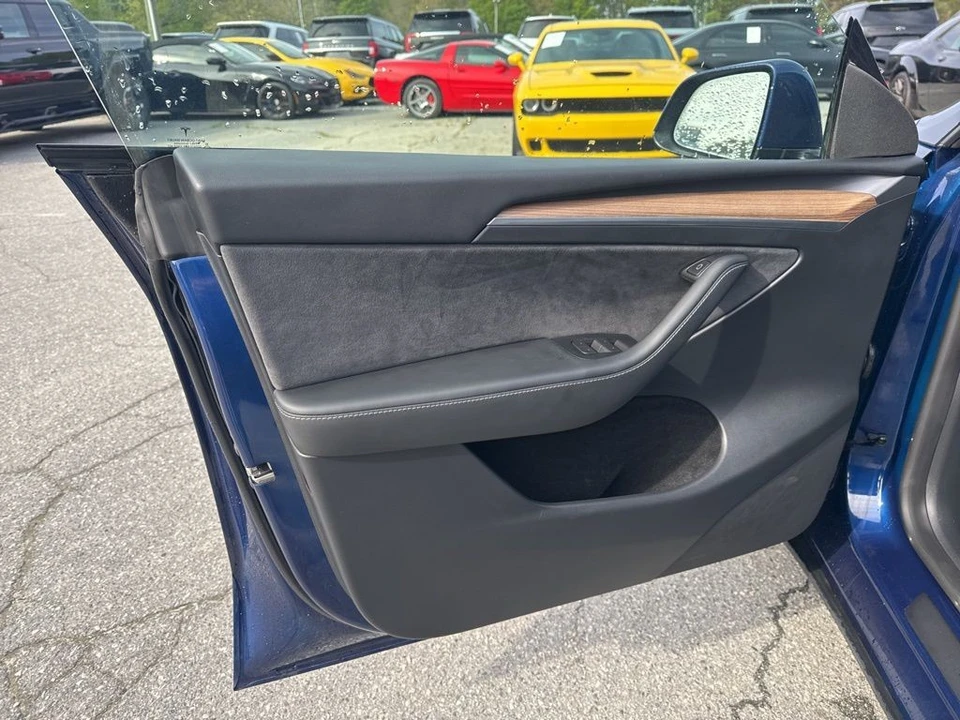 2023 Tesla Model Y - Image 27 of 31