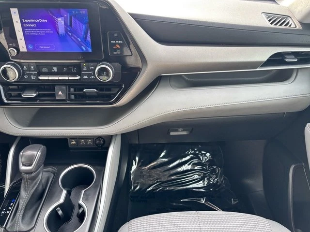 2023 Toyota Highlander - Image 17 of 20