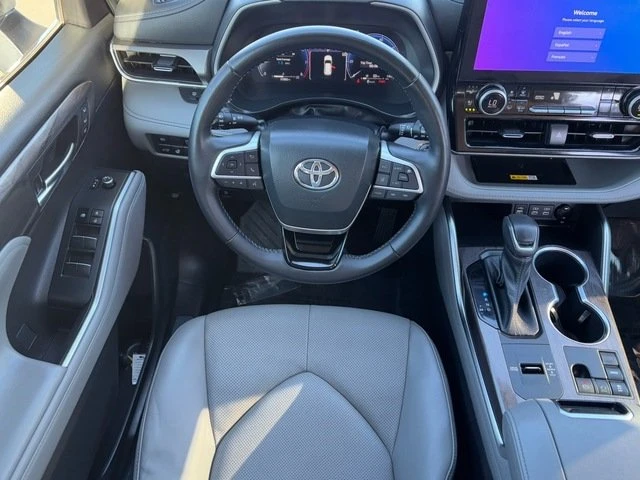 2023 Toyota Highlander - Image 15 of 20